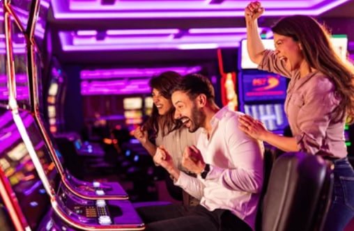 fattbetrich စလော့ ဂိမ်းများ MMK ဖြင့် Jackpot ကစားနေသောမြင်ကွင်း
